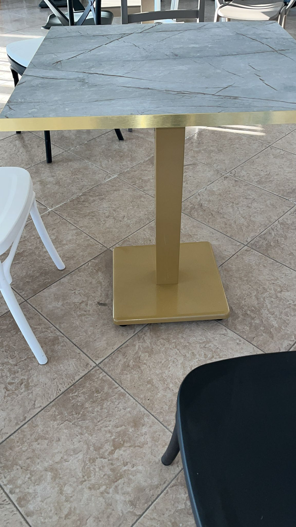 TAVOLO BAR CON BASE ORO E PIANO MELAMINNICO 70X70