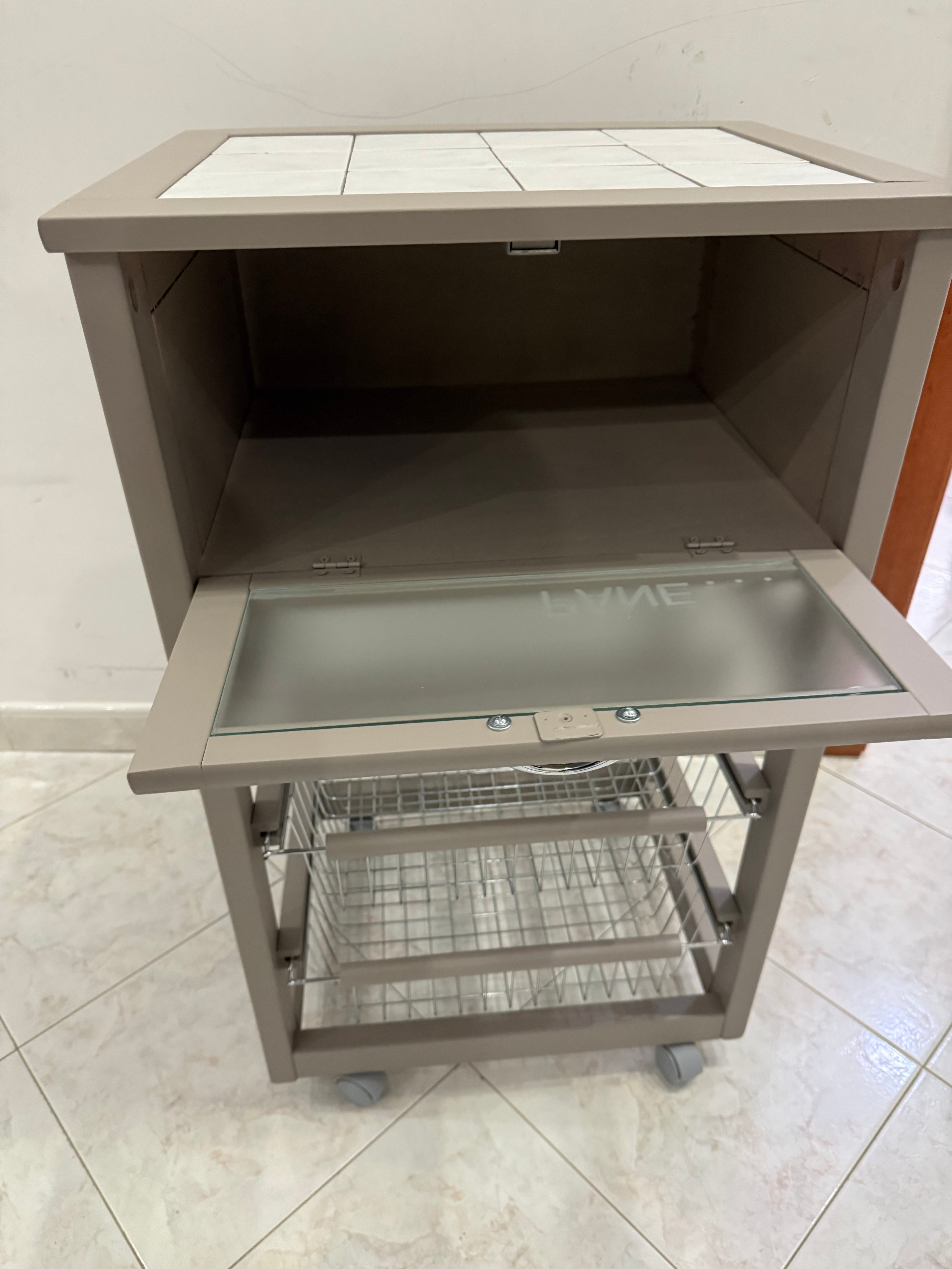 CARRELLO CUCINA IN LEGNO PER PORTAVERDURA CON 3 CESTINI, CASSETTO PORTAPANE E RIPIANO IN MATTONELLE.
TORTORA