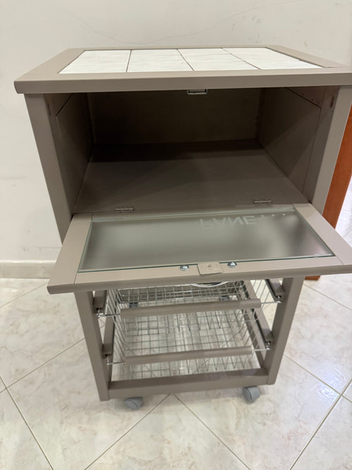 CARRELLO CUCINA IN LEGNO PER PORTAVERDURA CON 3 CESTINI, CASSETTO PORTAPANE E RIPIANO IN MATTONELLE.
TORTORA