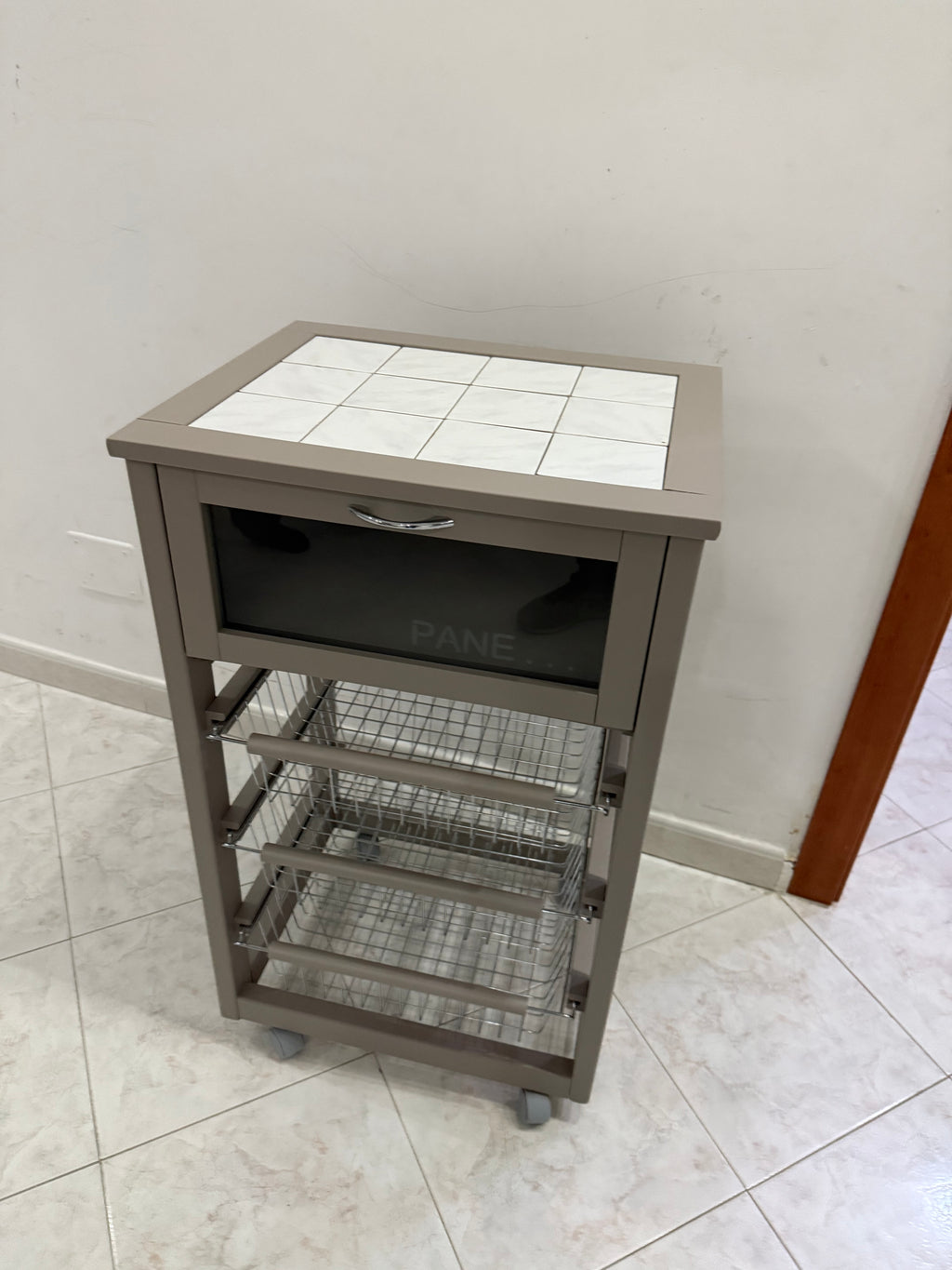 CARRELLO CUCINA IN LEGNO PER PORTAVERDURA CON 3 CESTINI, CASSETTO PORTAPANE E RIPIANO IN MATTONELLE.
TORTORA