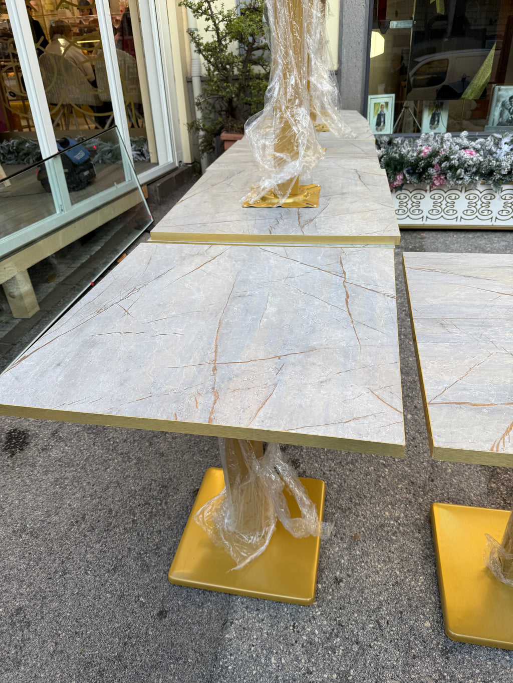 TAVOLO BAR CON BASE ORO E PIANO MELAMINNICO 70X70