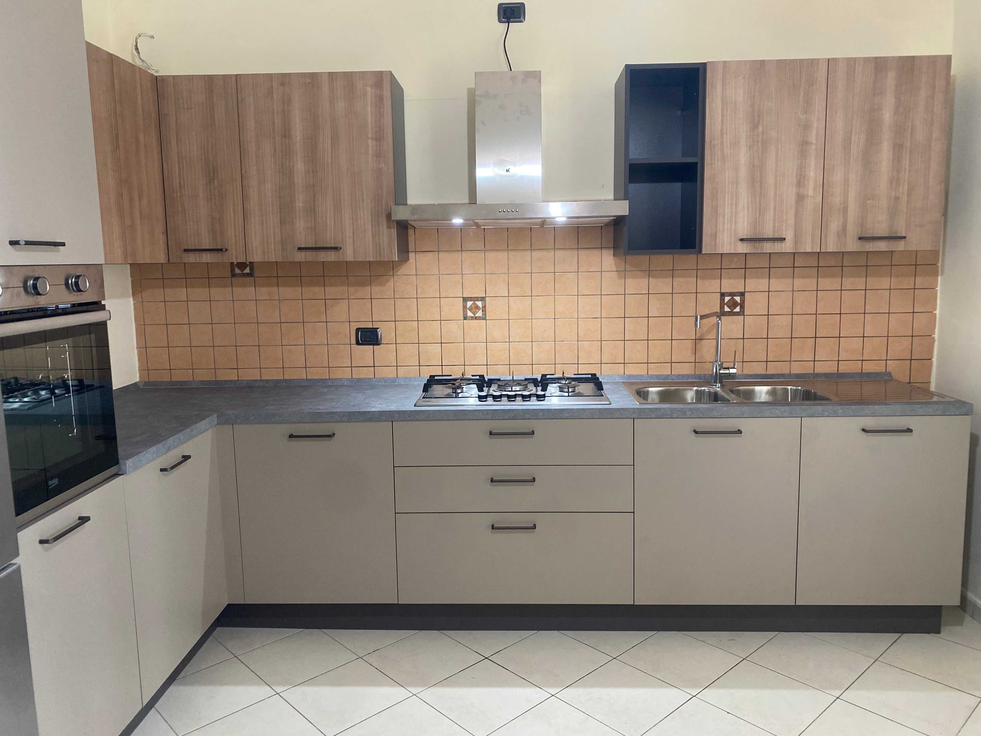 CUCINA REALIZZATA SU MISURA OLMO RIGATO E COLONIALE PERLA