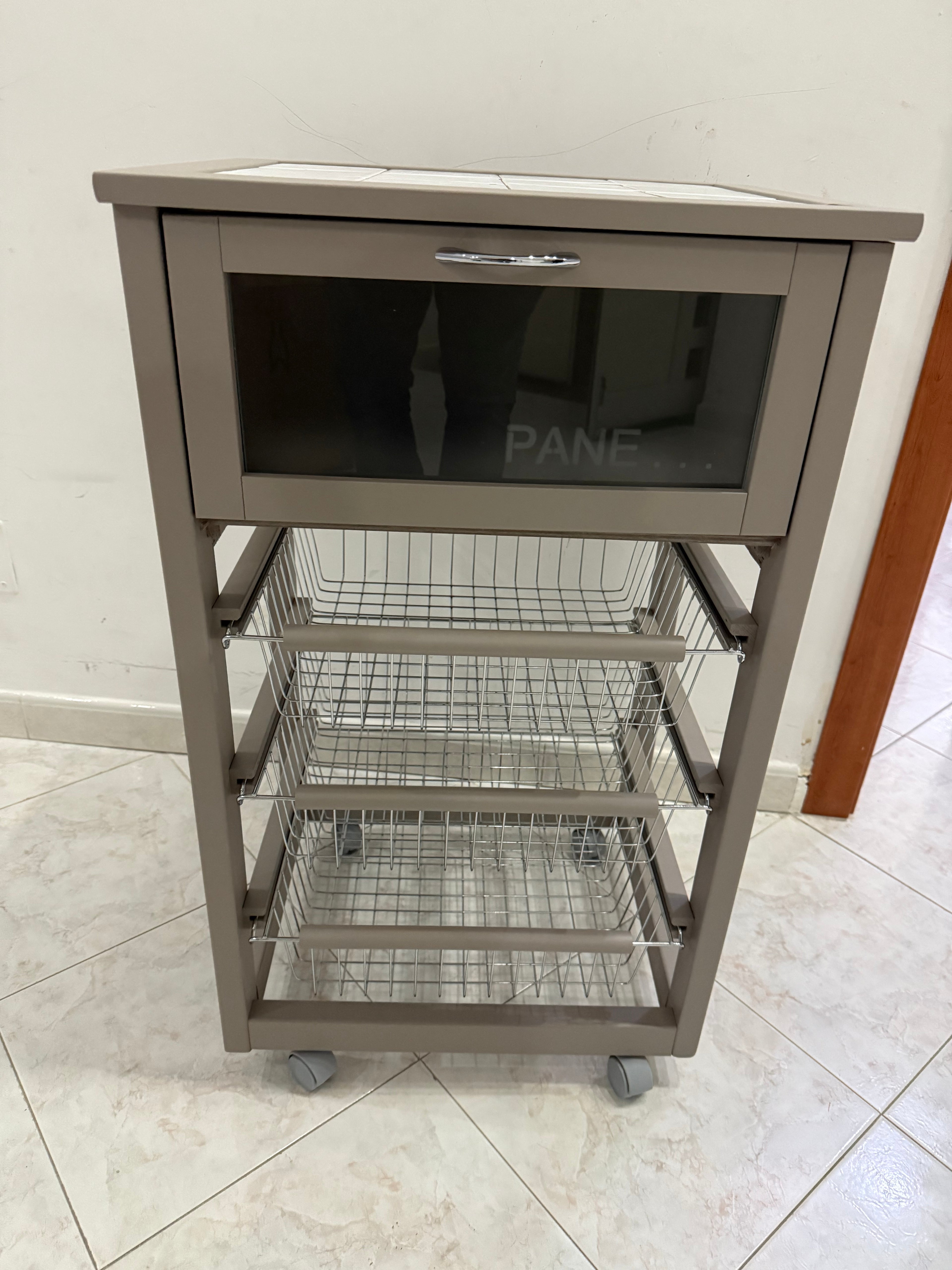 CARRELLO CUCINA IN LEGNO PER PORTAVERDURA CON 3 CESTINI, CASSETTO PORTAPANE E RIPIANO IN MATTONELLE.
TORTORA