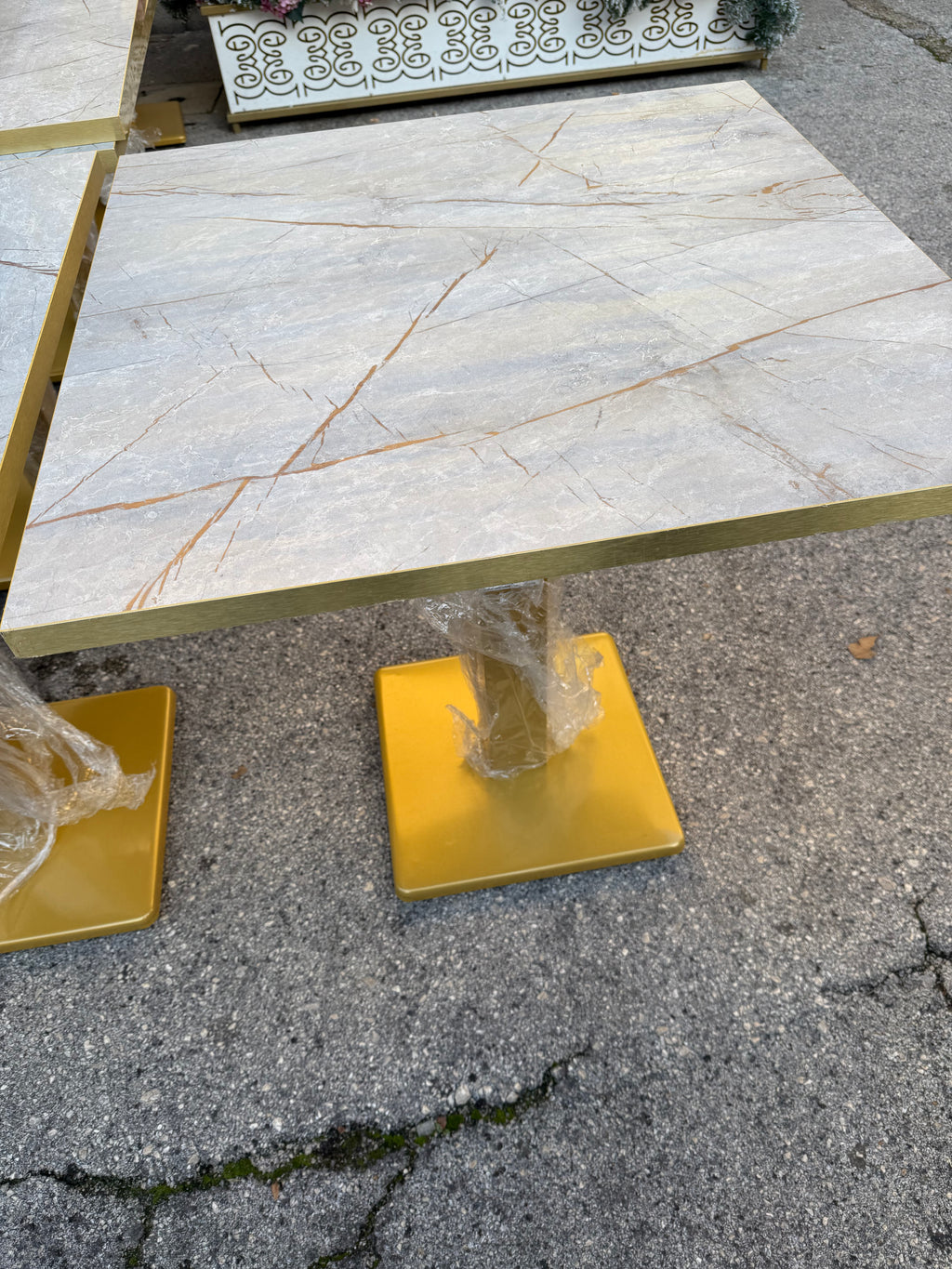 TAVOLO BAR CON BASE ORO E PIANO MELAMINNICO 70X70