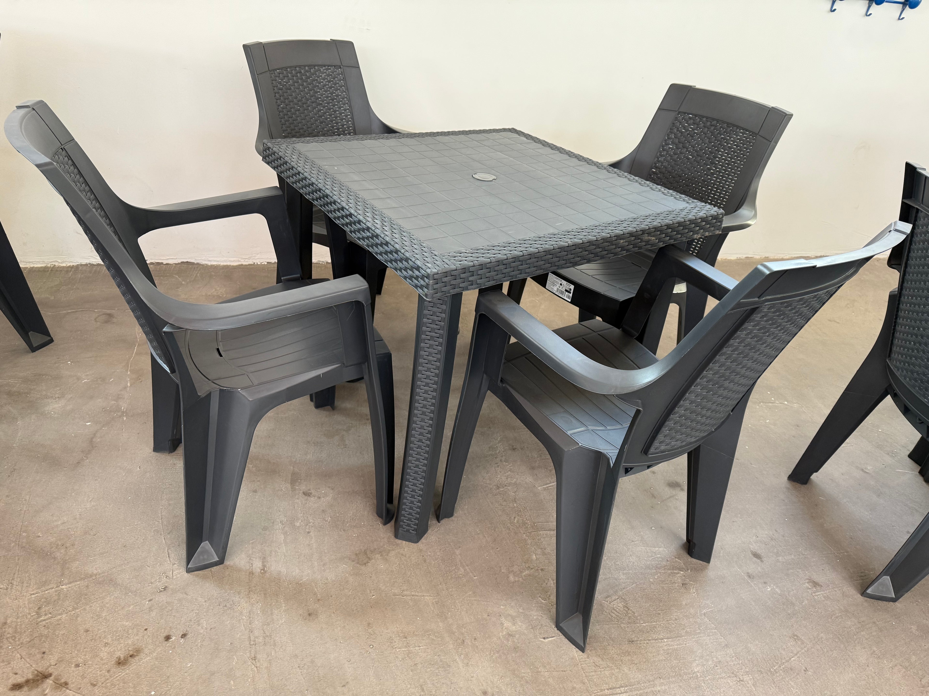 SET TAVOLO RATTAN 80x80+ 4 POLTRONE RATTAN