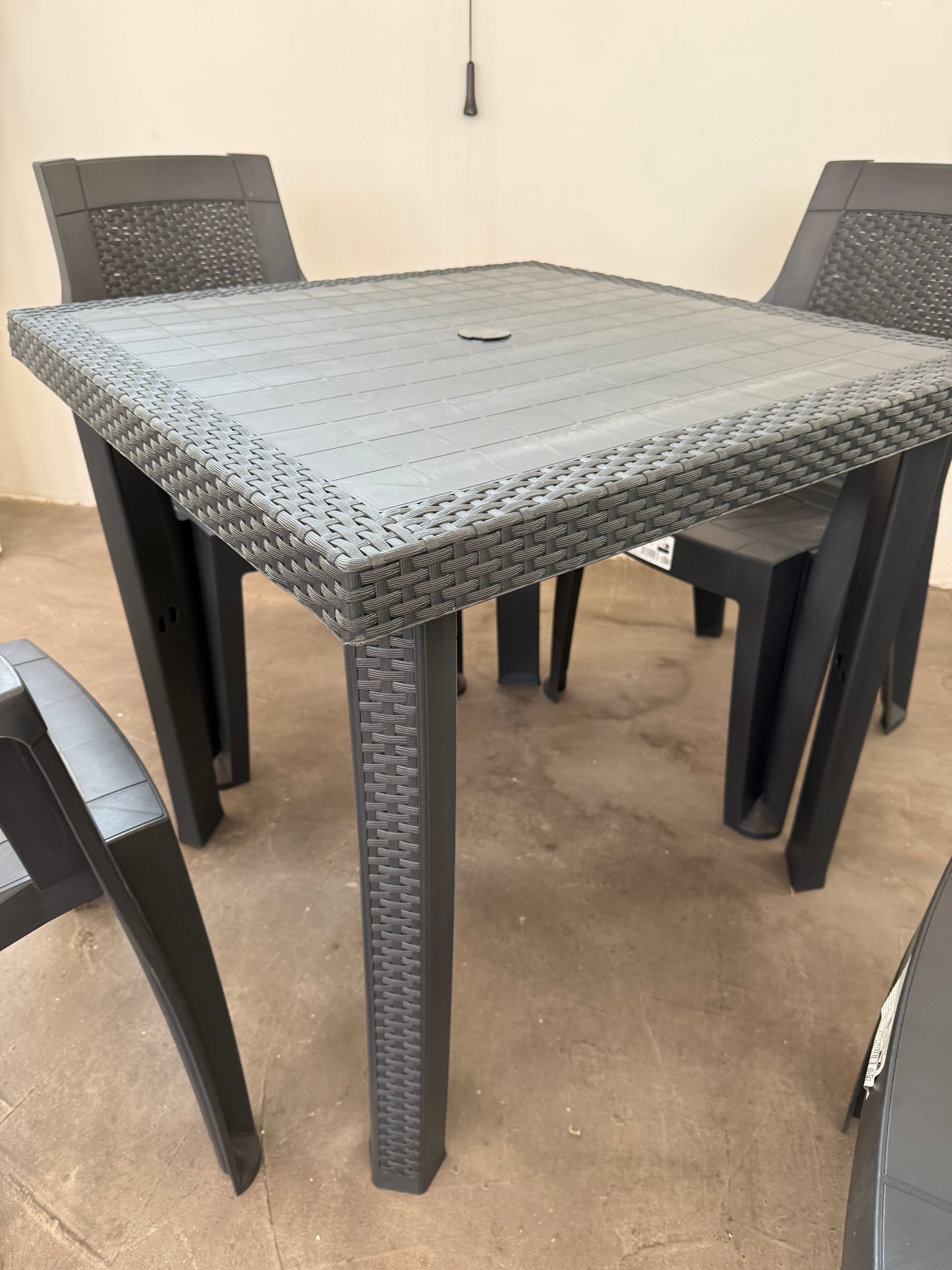 SET TAVOLO RATTAN 80x80+ 4 POLTRONE RATTAN