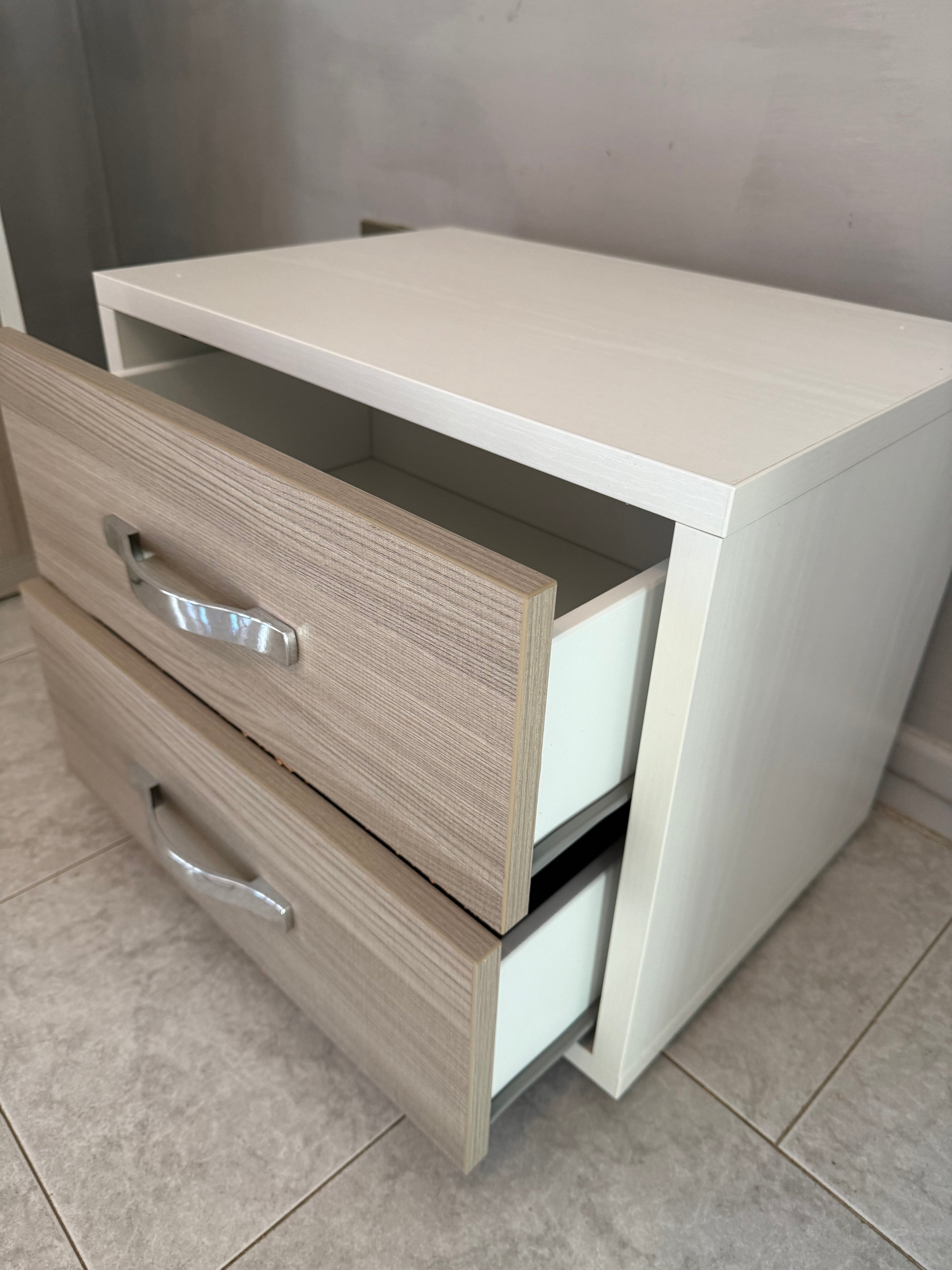 COMODINO 2 CASSETTI BIANCO E OLMO L52xP36xH52
